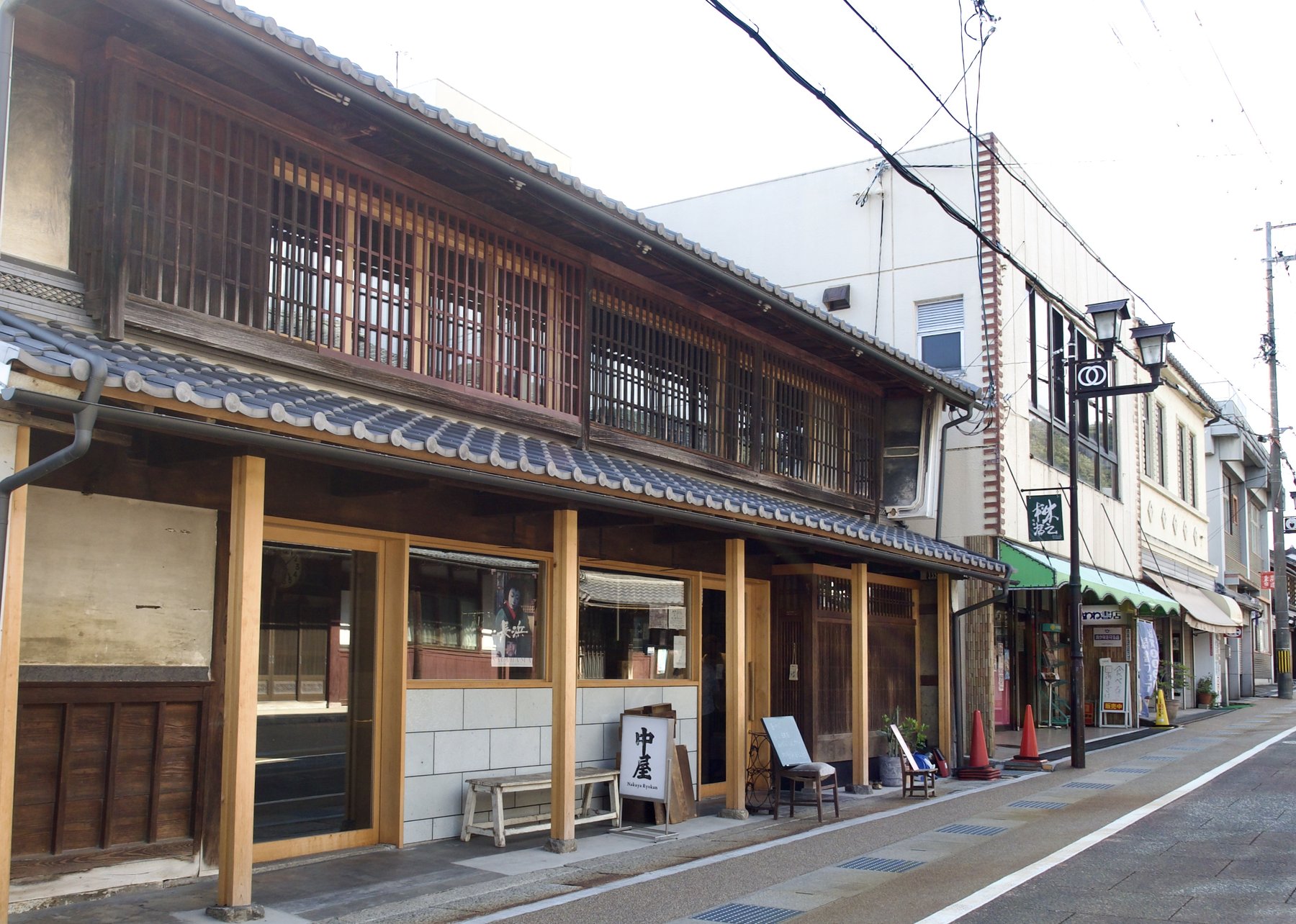 北国街道沿いに建つ酒茶いくひの外観