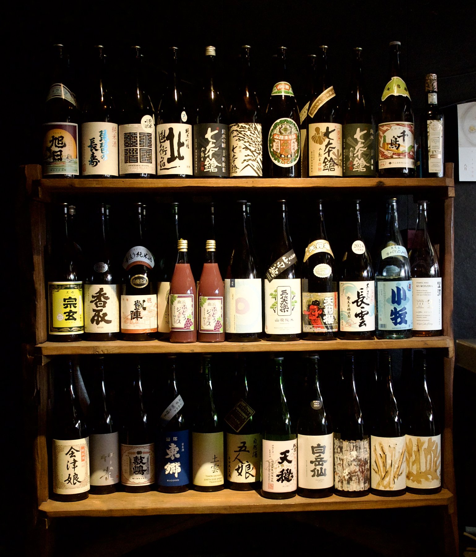 棚にずらりと並ぶ日本酒