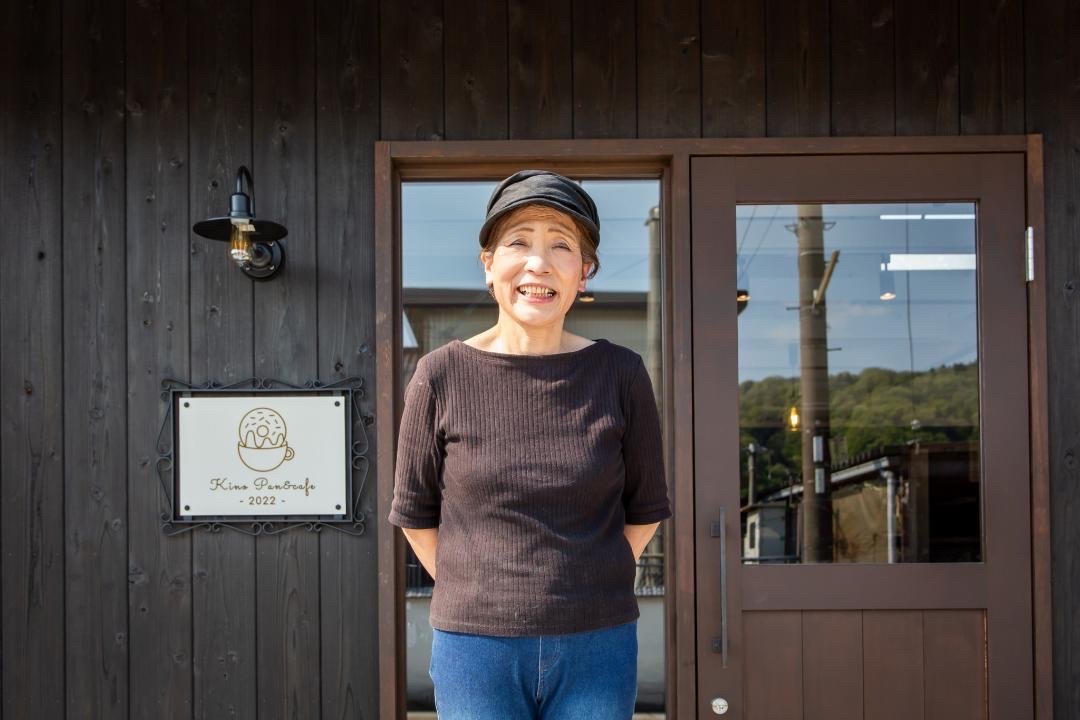 店先に立つ店主の木下滋子さん