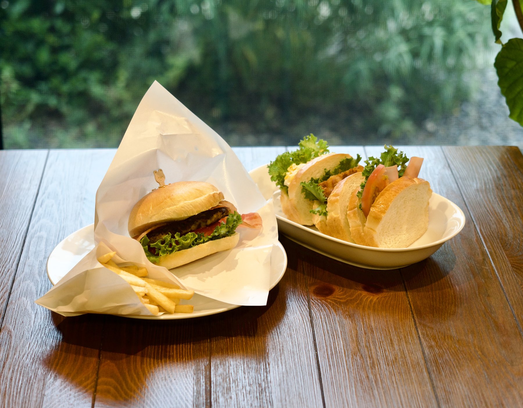 カフェメニューのハンバーガーとサンドイッチ