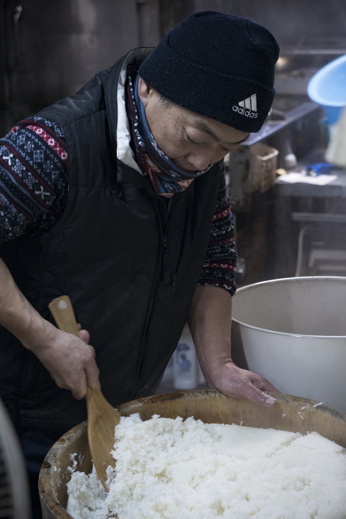 ごはんに山椒を混ぜ込む作業