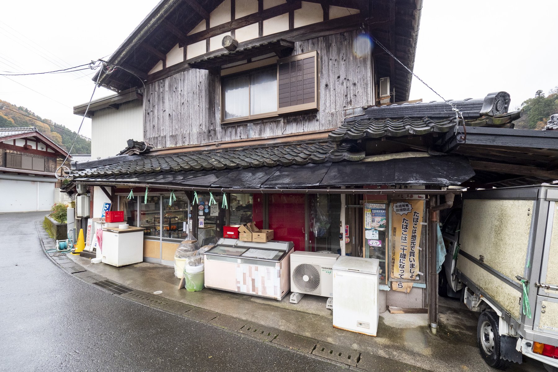 集落にたたずむ小林商店の店舗